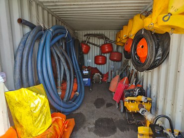 2025-05-30 Conteiner com materiais de recolhimento de óleo da empresa Hidroclean, Guarujá-SP.jpg