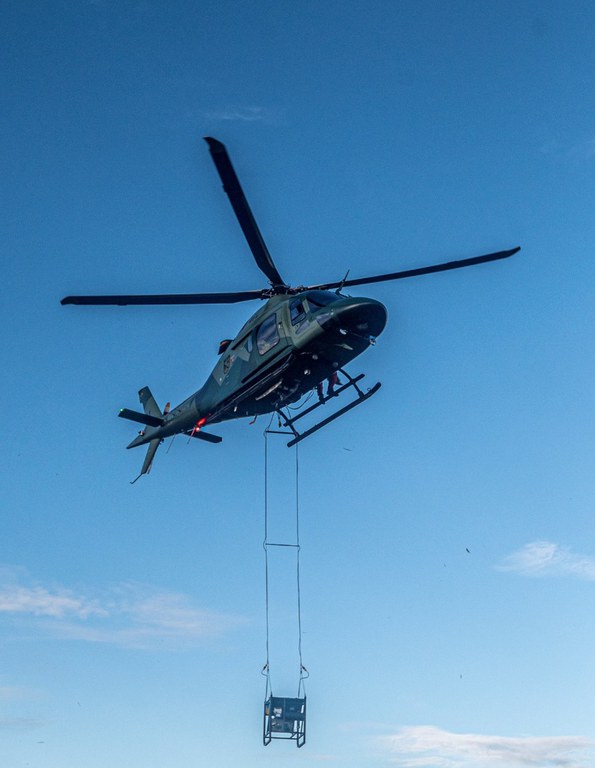 2025-05-28 Helicóptero do Ibama (Coaer) em ação durante queima prescrita em Goiás.jpg