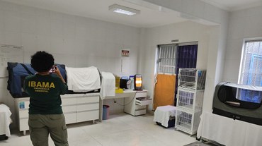 2025-11-17 Servidora durante vistoria em uma das unidades de atendimento à fauna.jpg