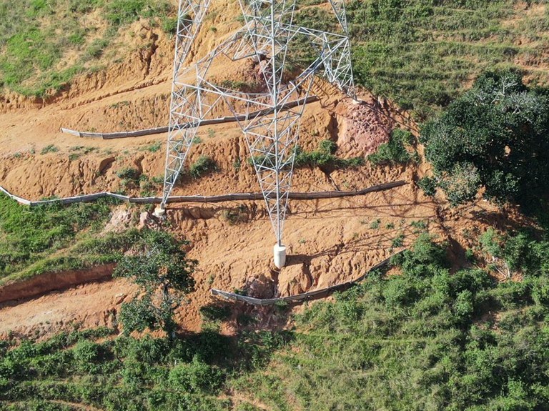 Equipe do licenciamento ambiental vistoria linha de transmissão