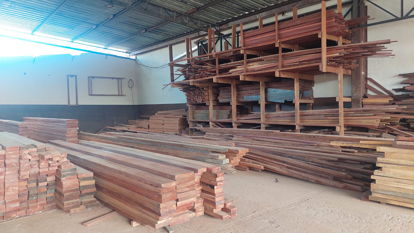 2025-06-30 - Parte do material apreendido em uma das madeireiras vistoriadas pelo Ibama.jpg