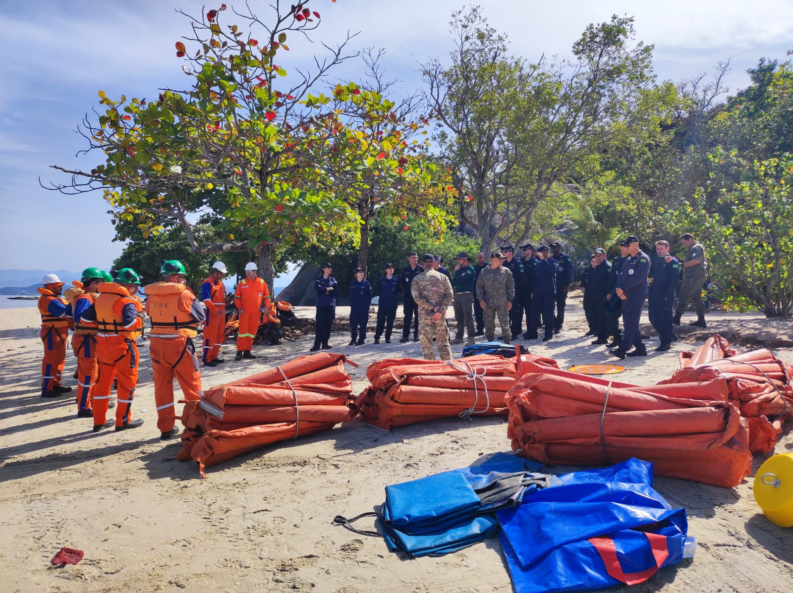 Exercícios práticos com equipamentos de resposta a Emergências Ambientais na Ilha de Paquetá