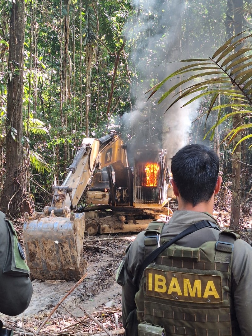 2025-07-02 Agente do Ibama acompanha a destruição do maquinário utilizado pelos criminosos.jpeg