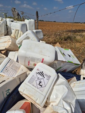 Embalagens de agrotóxicos armazenadas de forma irregular, a céu aberto