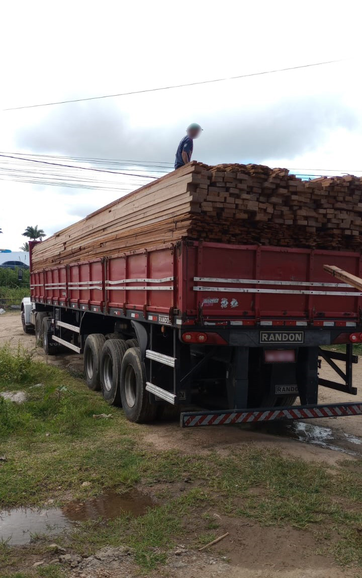 2025-09-01 Estacas de madeira transportadas irregularmente no sertão pernambucano.jpg