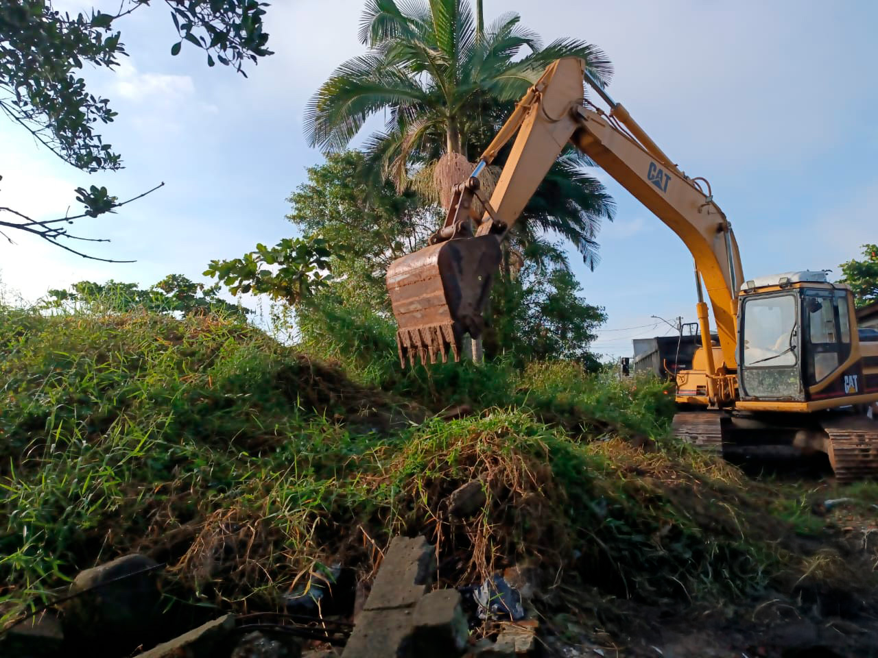 2025-05-20 Máquinas removem entulho das margens de manguezal.jpg