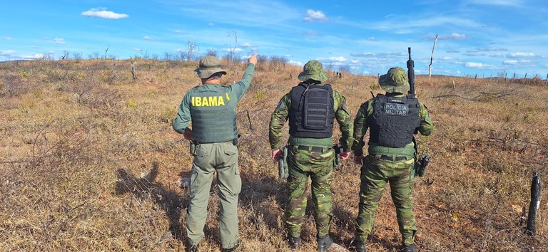 2025-08-27 Agentes do Ibama e da Polícia Militar em uma das áreas embargadas, na Paraíba.jpeg