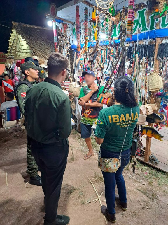 2025-09-29 Equipe durante abordagem a comerciantes no festival.jpeg