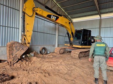 2025-11-11  Escavadeira hidráulica apreendida pelo Ibama na operação.jpg