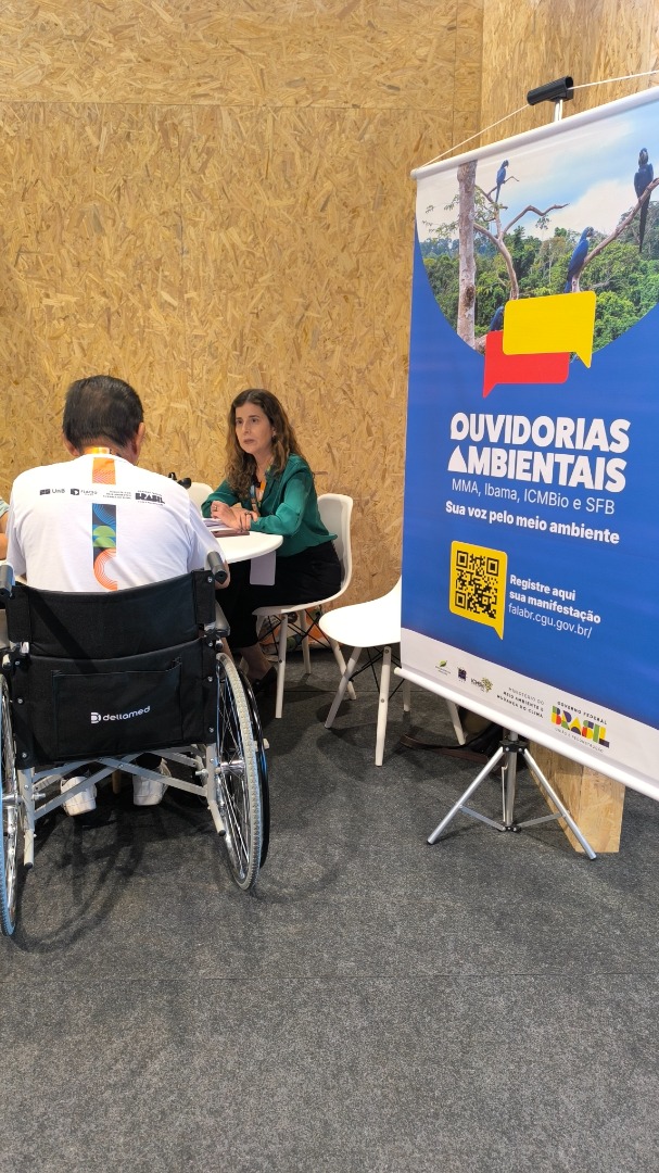 Fernanda Campos, ouvidora do Ibama, em atendimento ao cidadão.jpg