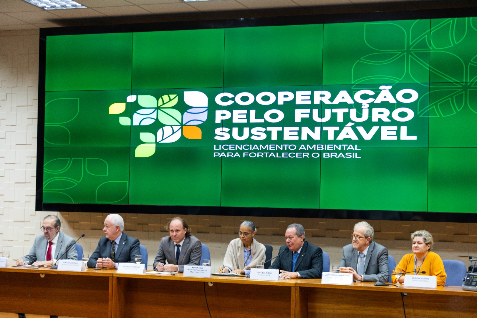 2025-07-30 Integrantes da Casa Civil, do MMA, do Ibama e da CNI participaram da assinatura do acordo de cooperação.jpg