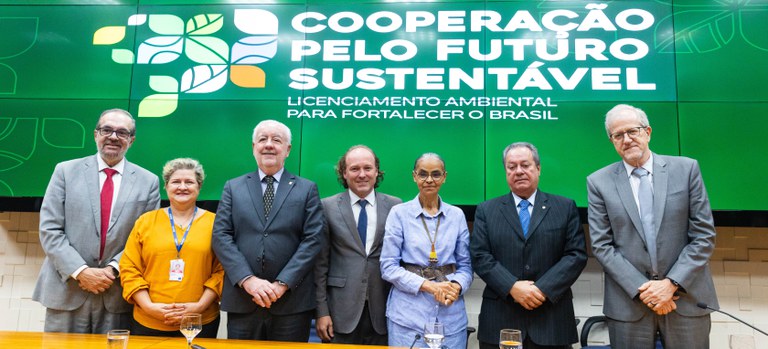 2025-07-30 Roberto Muniz (CNI), Claudia Barros (Ibama), Marcus Cavalcanti (PPICasa CivilPR), Rodrigo Agostinho (Ibama); Marina Silva (MMA), Ricardo Alban (CNI) e João Paulo Capobianco (MMA).jpg