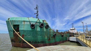 2025-12-09 Navio abastecedor sendo carregado para levar carga ao navio.jpg