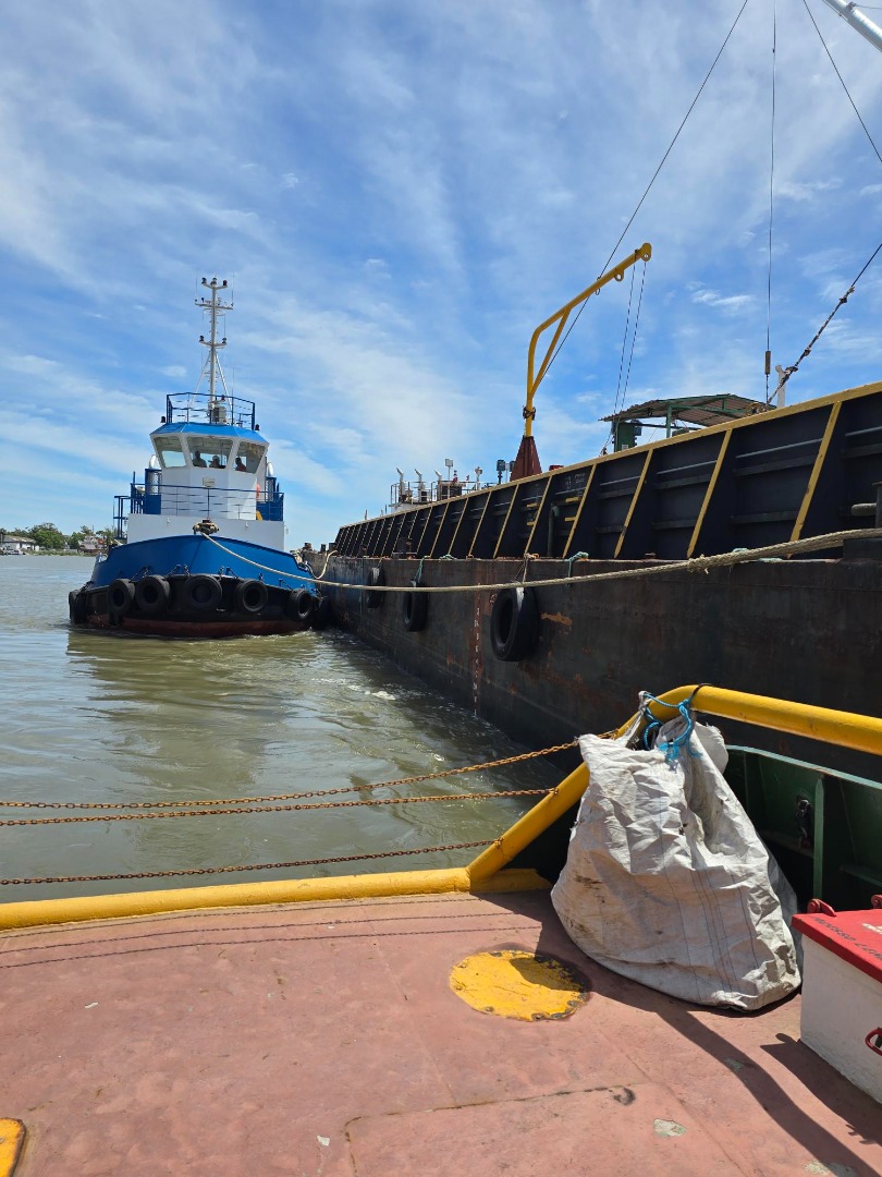 2025-12-09 Rebocadores transportando barcaça de abastecimento.jpg