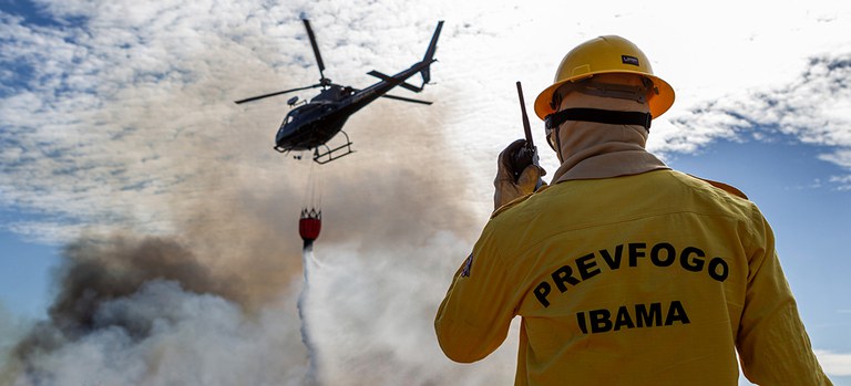 Helicóptero e brigadista do Ibama no combate aos incêndios florestais