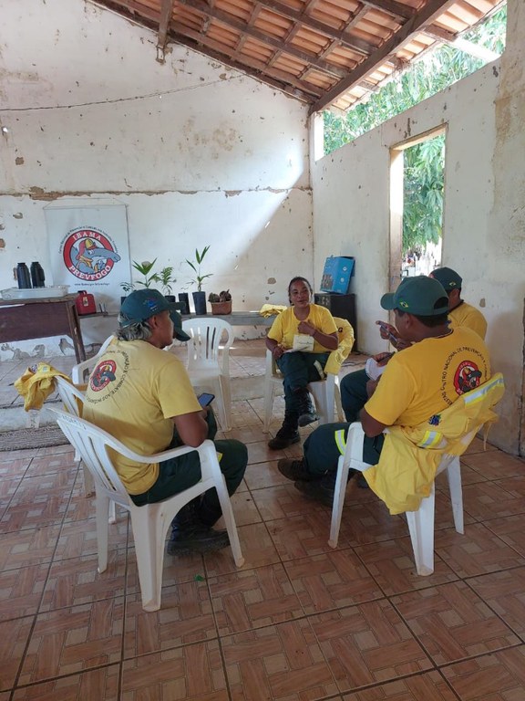 2025-12-04 Educadora ambiental do Ibama transmite orientações para brigadistas indígenas.jpeg