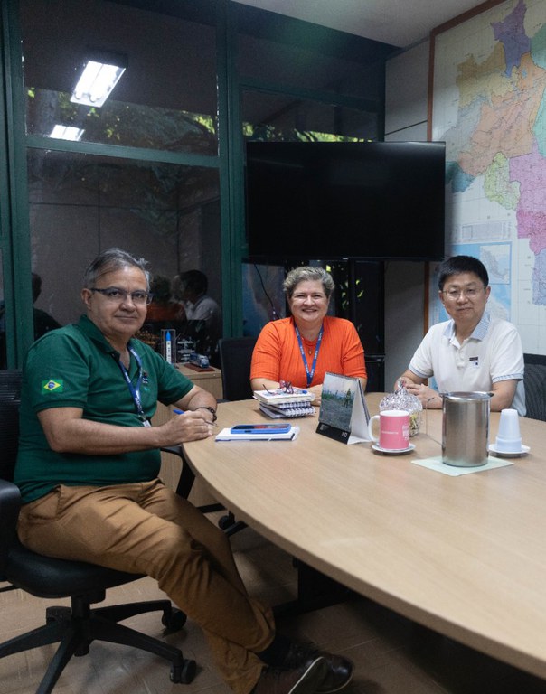 2025-07-02 Da esquerda para direita Liceros Reis, Claudia Barros, Sun Peng.jpeg