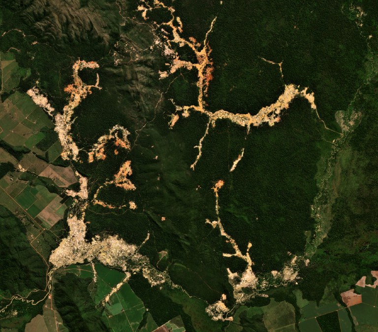 Imagens aéreas do garimpo ilegal na TI Sararé.jpg