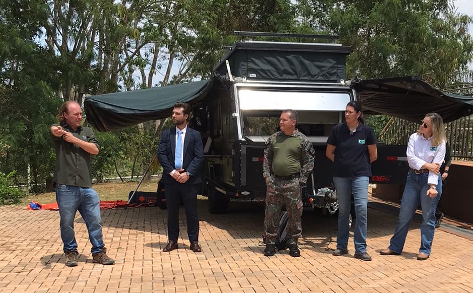 2025-10-17 O presidente do Ibama, Rodrigo Agostinho (à esquerda), durante a entrega do SamuVet, em Campo Grande (MS).jpg