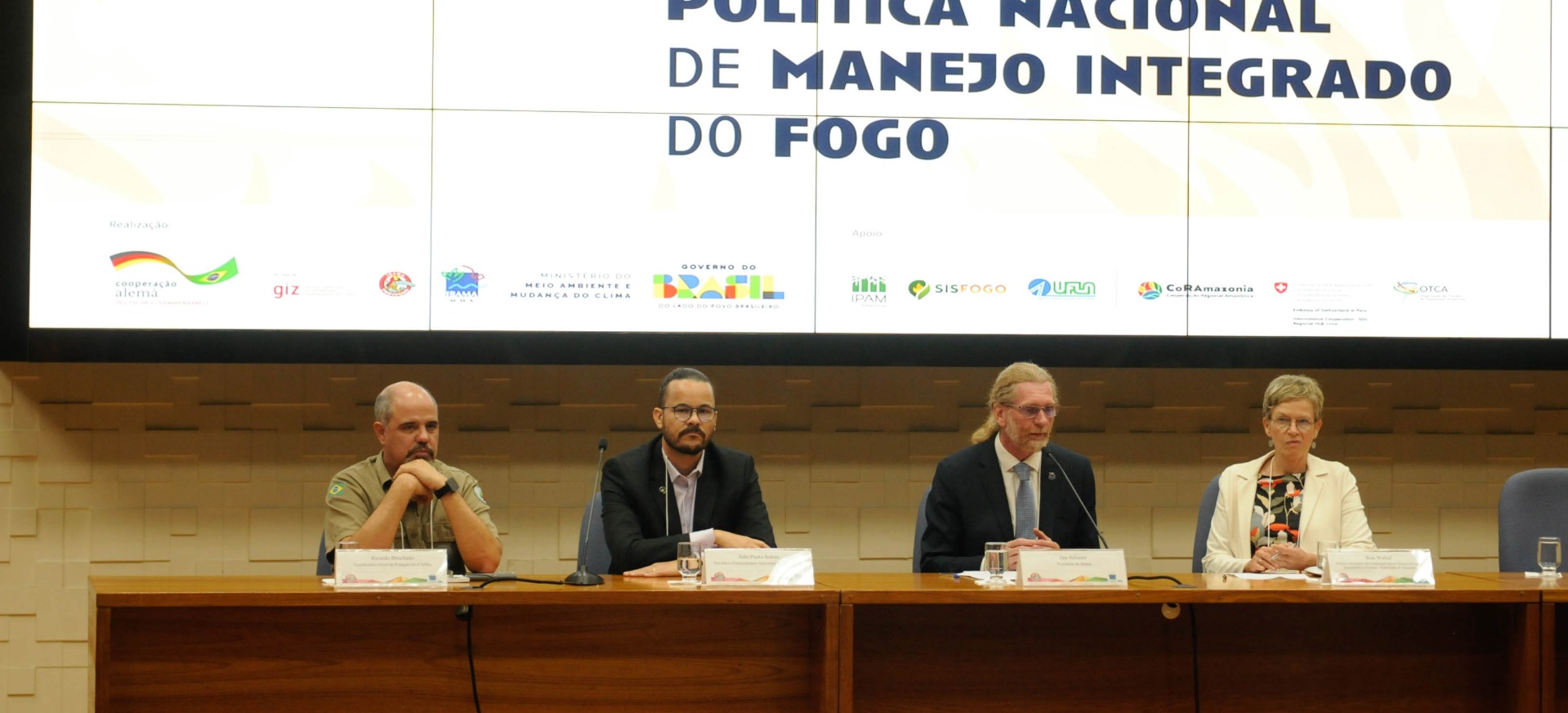 Simpósio reuniu governo, universidades, sociedade civil, comunidades locais e especialistas internacionais para debater a implementação da Política Nacional de Manejo Integrado do Fogo e os caminhos para a governança do tema no país.