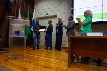 Herminio Lacerda recebe homenagem pelos 37 anos de Ibama, representando todos os servidores do Instituto.jpg