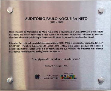 2026-03-11 Placa em homenagem a Paulo Nogueira Neto no auditório da sede do Ibama.jpg