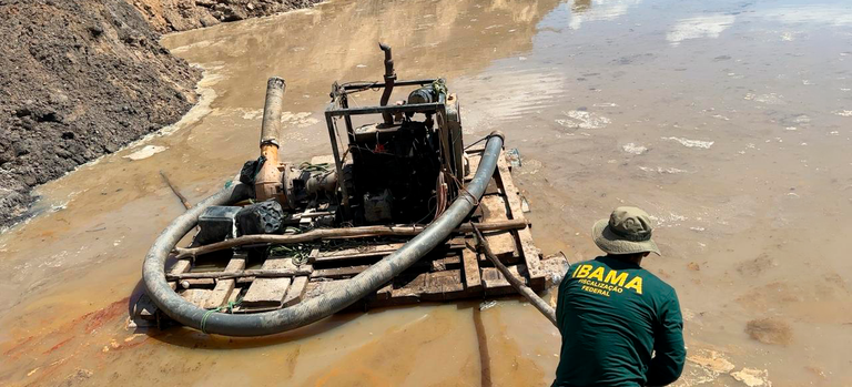 2026-04-22 Equipamentos utilizados na extração ilegal, como retroescavadeiras e motores com bombas d’água, foram apreendidos durante a operação.png