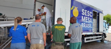 O pescado apreendido foi doado ao programa Sesc Mesa Brasil, beneficiando 160 entidades e cerca de 26 mil pessoas em situação de insegurança alimentar.