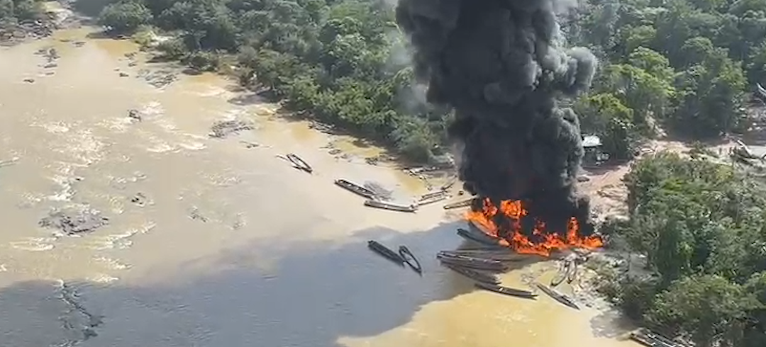 Operação na região da Floresta dos Angelins Vermelhos Gigantes, na divisa entre Pará e Amapá, destruiu maquinários, apreendeu ouro e atingiu rotas de abastecimento do garimpo