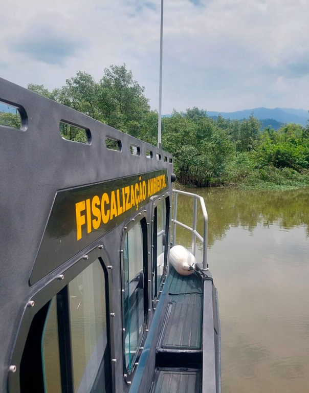 2026-03-02 Embarcação do Ibama em fiscalização no rio Perequê.jpeg