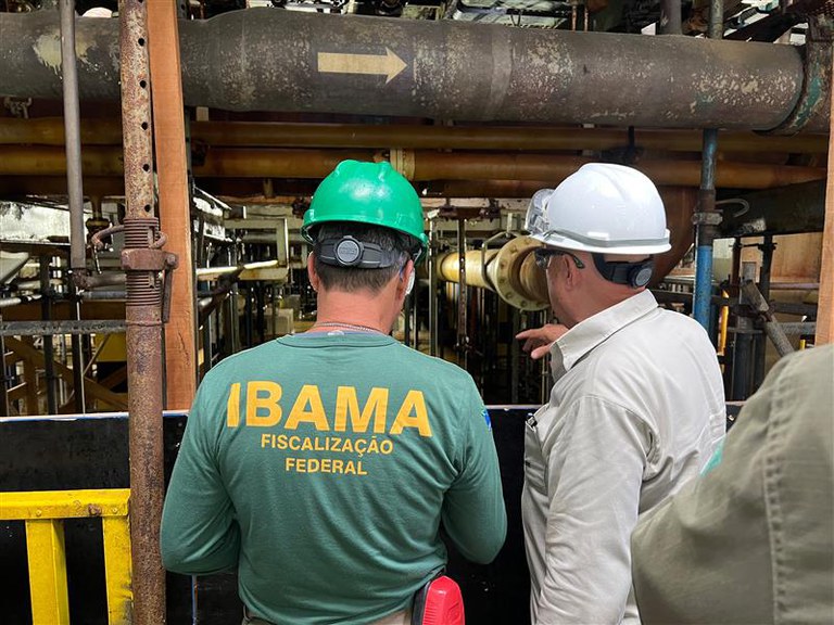2026-02-11 Agente ambiental do Ibama durante vistoria em indústria.jpg