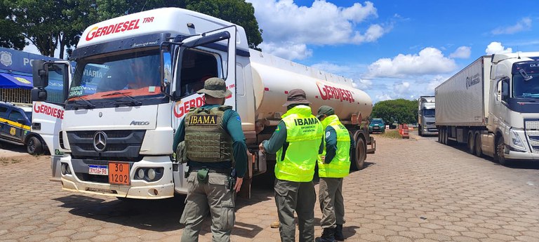 2026-02-12 Ibama fiscaliza transporte de produtos perigosos na BR-020 (DF).jpeg