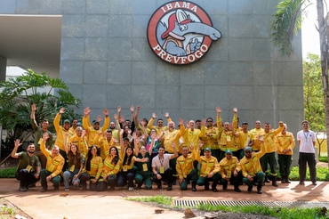 2026-04-01 Brigadistas e técnicos participantes da Oficina de Educação Ambiental no Manejo Integrado do Fogo posam em frente ao prédio do Prevfogo, em Brasília.jpg
