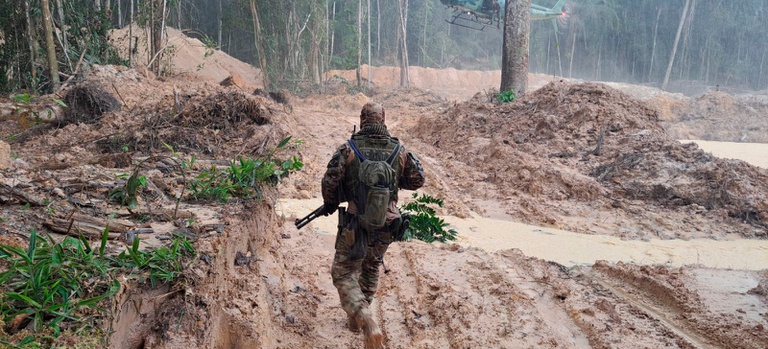 2026-03-02 Agentes do Ibama durante incursão em área afetada pelo garimpo ilegal em MT.jpg