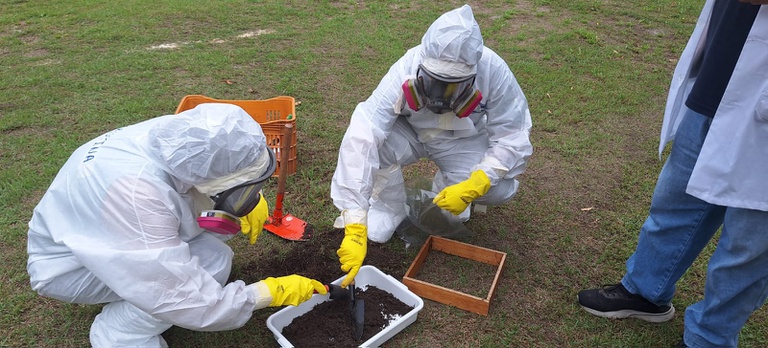2026-04-10 Servidor do Nupaem-ES-Ibama participando de Coleta de Solo em Simulação de Acidente Radiológico.jpeg