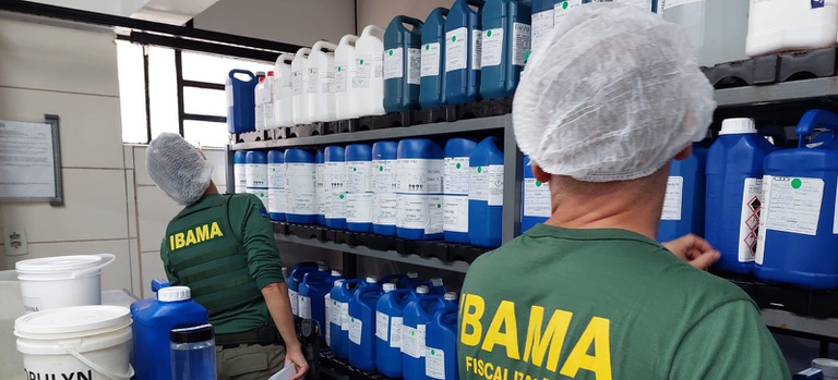 2026-04-07 Agentes do Ibama verificam estoque de insumos de indústria cosmética.jpeg
