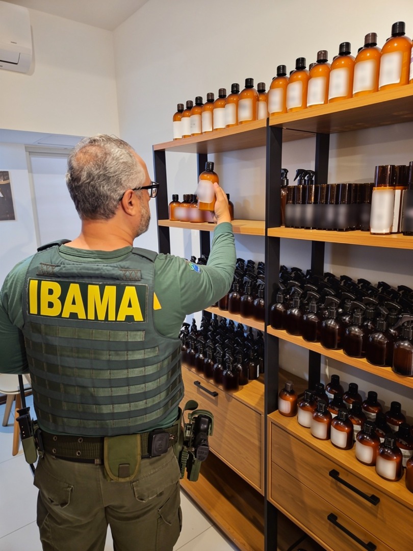2026-04-07 Fiscal observa rótulos de produtos durante a Operação Guardiões da Biodiversidade.jpeg