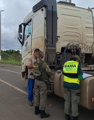 Operação do Ibama vistoria o transporte de produtos perigosos em rodovias