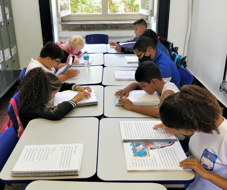 Alunos em atividade de sala de aula