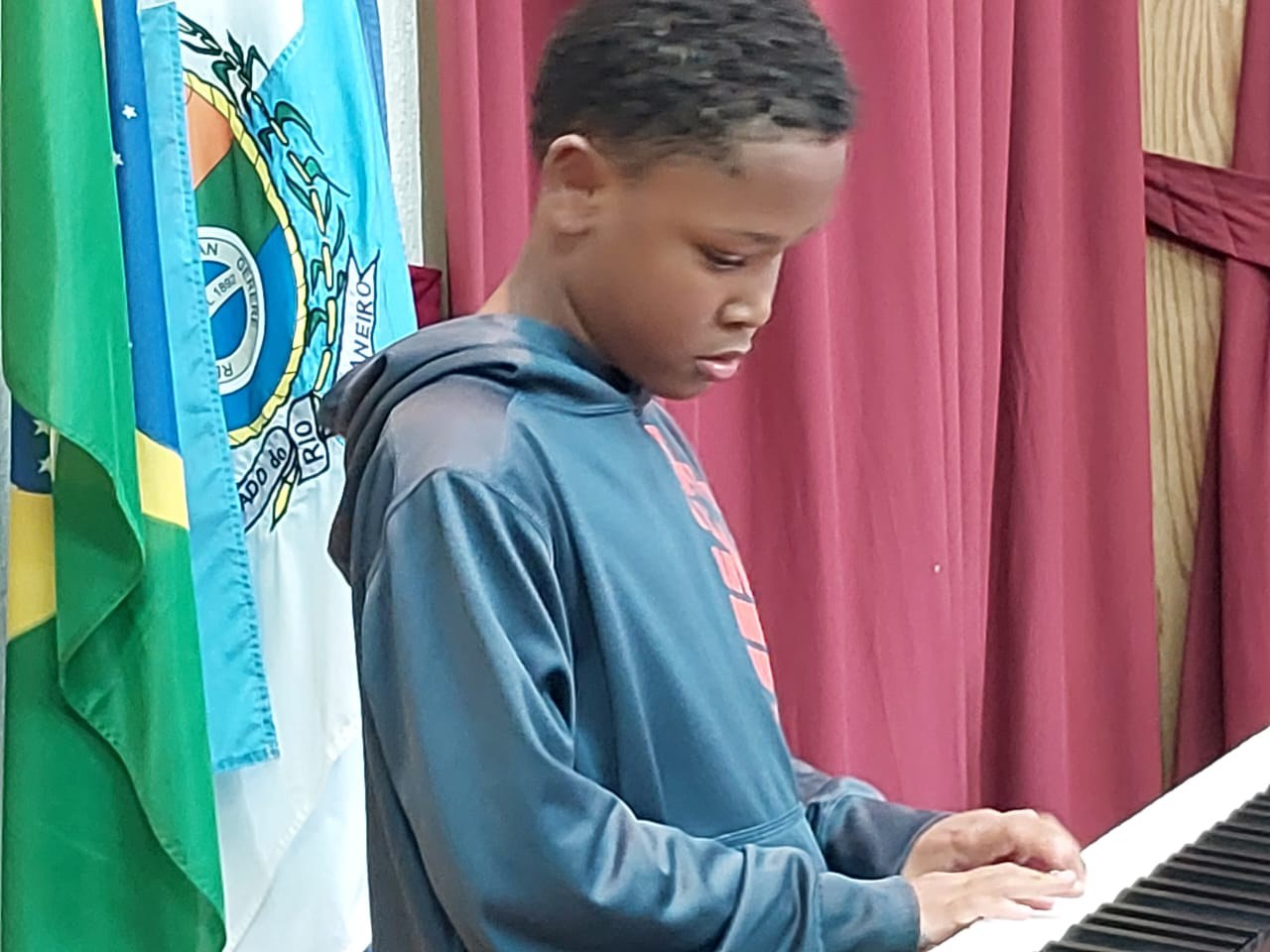 Aluno do ensino fundamental no teclado