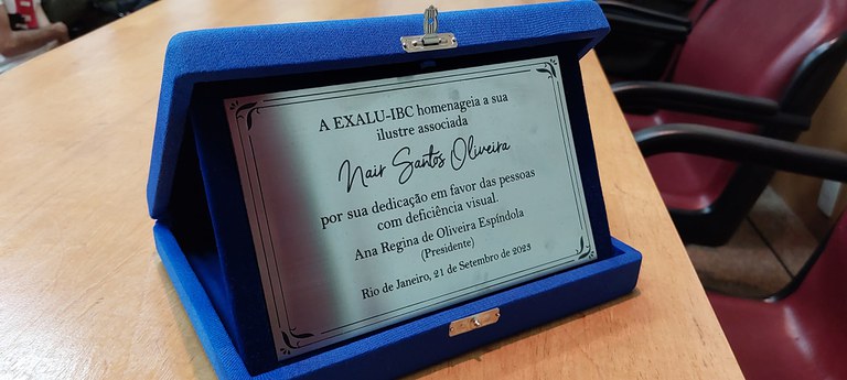 Placa de homenagem  para Nair Oliveira