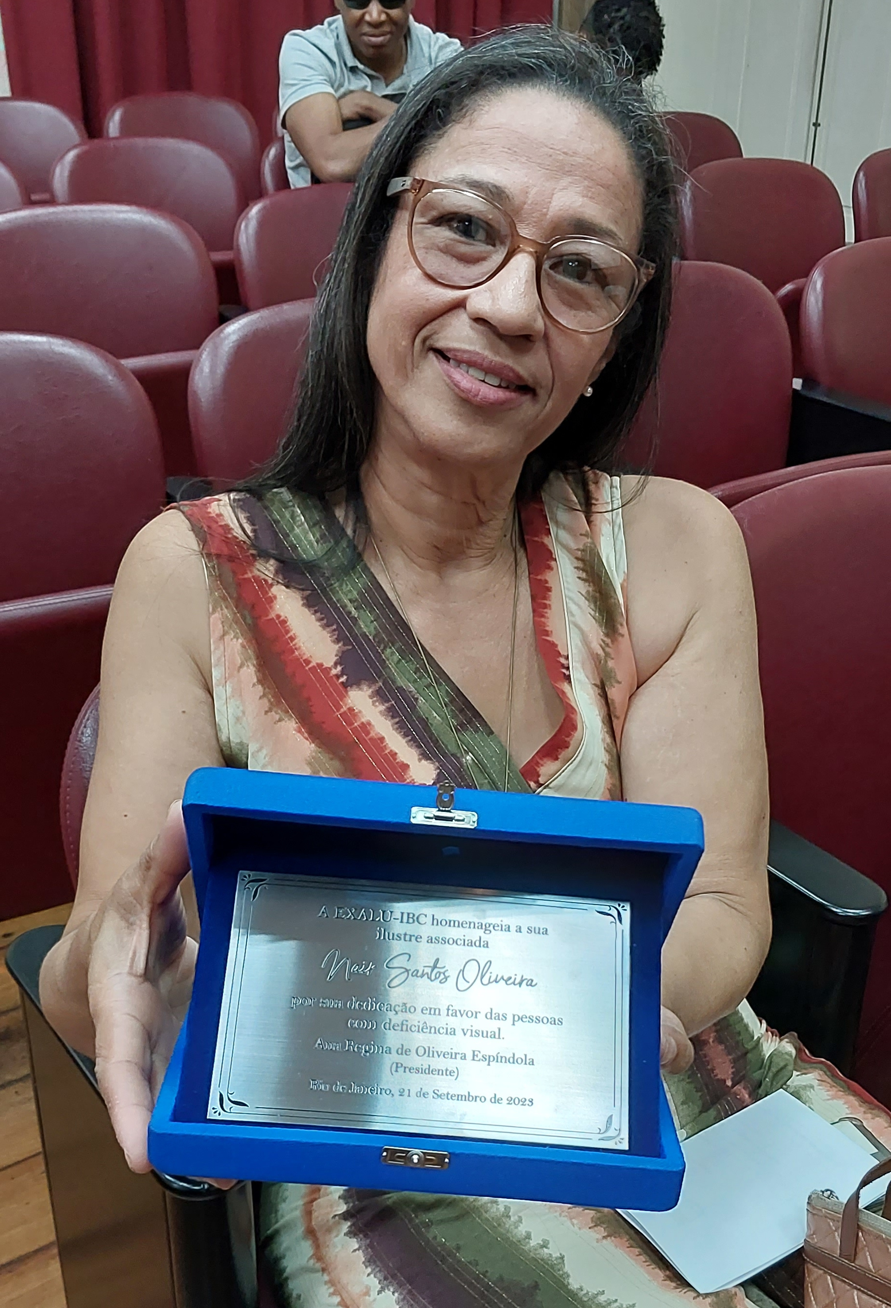 Rosa com a placa nas mãos