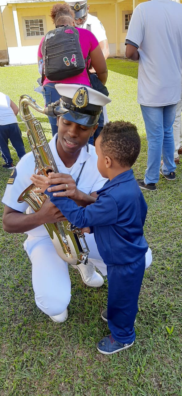 Aluno do IBC explora saxofone da Banda dos Fuzileiros Navais na comemoração dos 168 anos