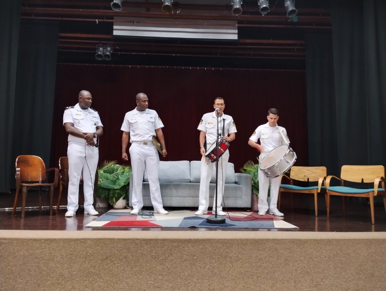 Apresentação dos instrumentos da Banda dos Fuzileiros no teatro do IBC - 169 anos