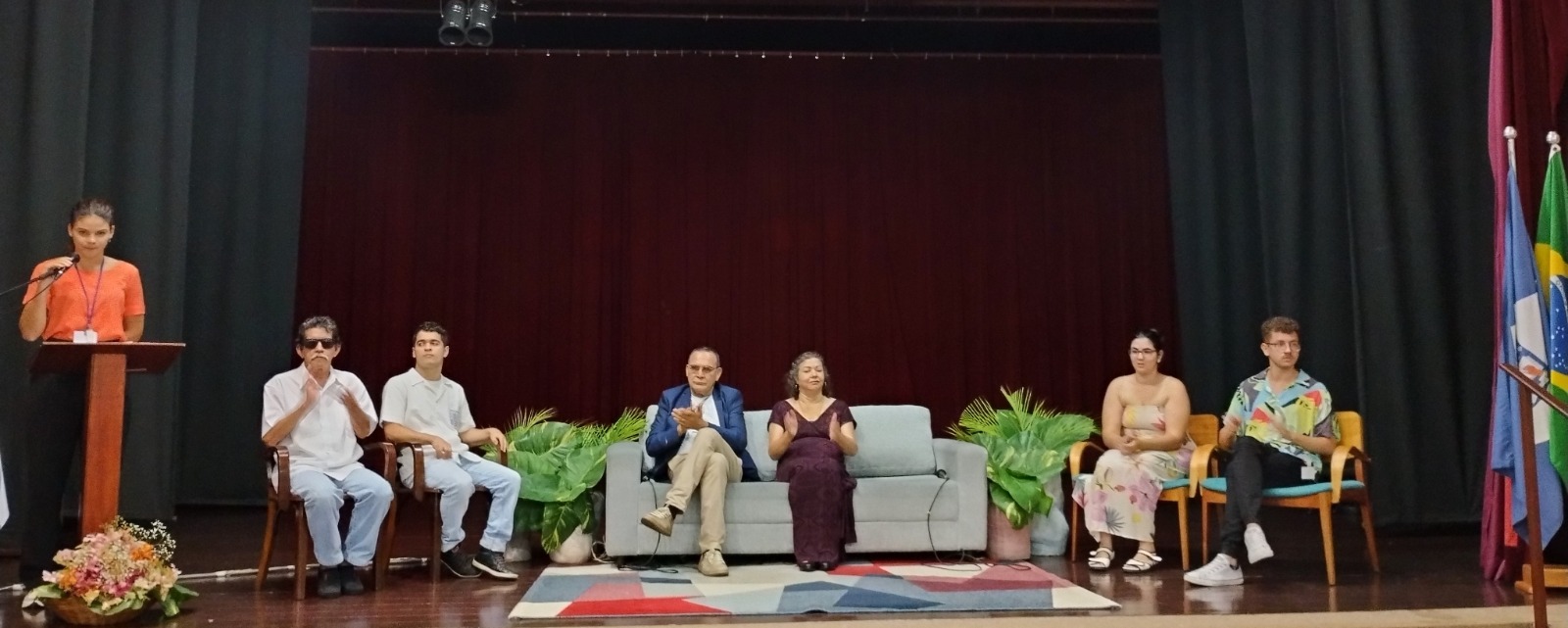 Palco com os oradores do aniversário de 169 anos