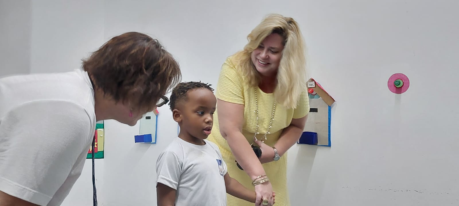 Cônsul Jacqueline Ward com aluno da estimulação precoce