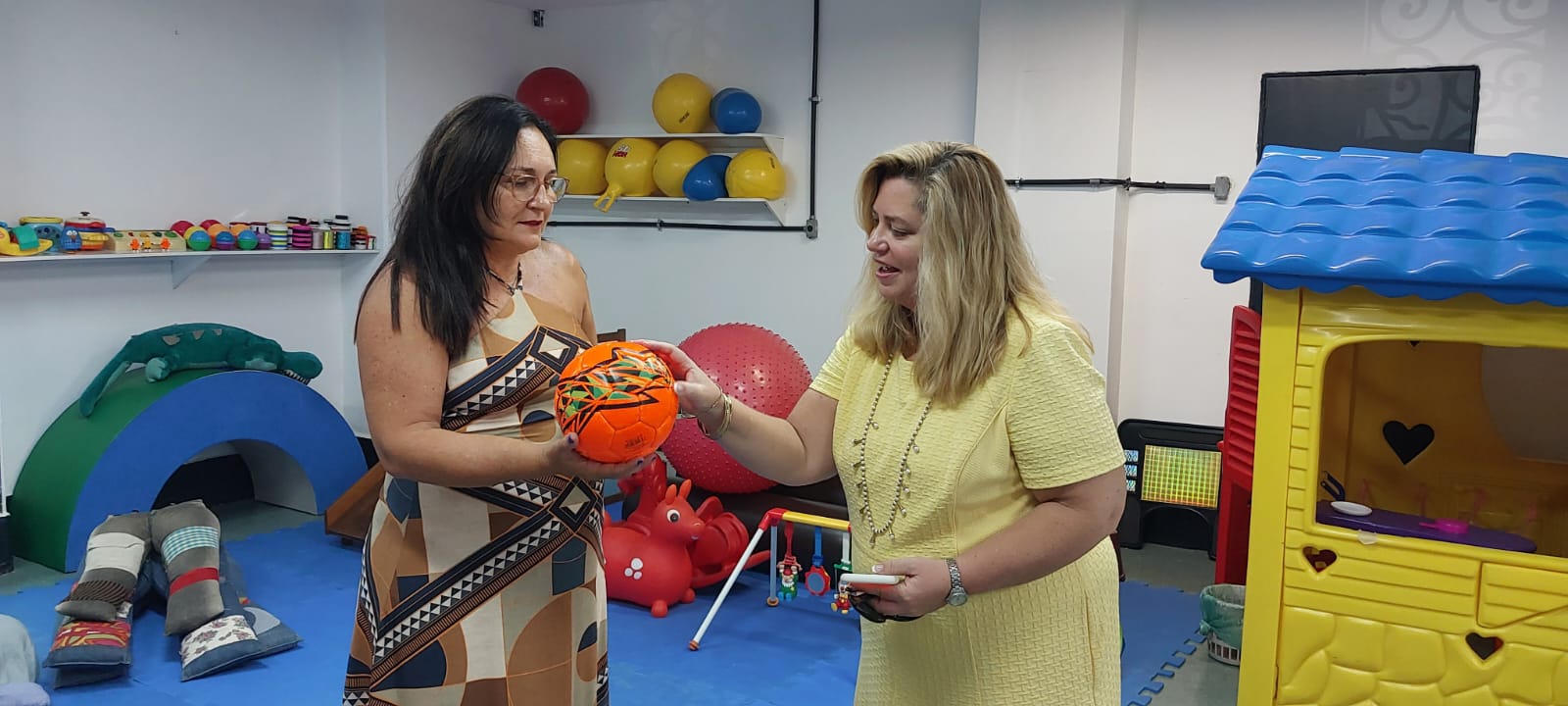 Cônsul Jacqueline Ward com a coordenadora da estimulação precoce Marcia de Lourdes Oliveira