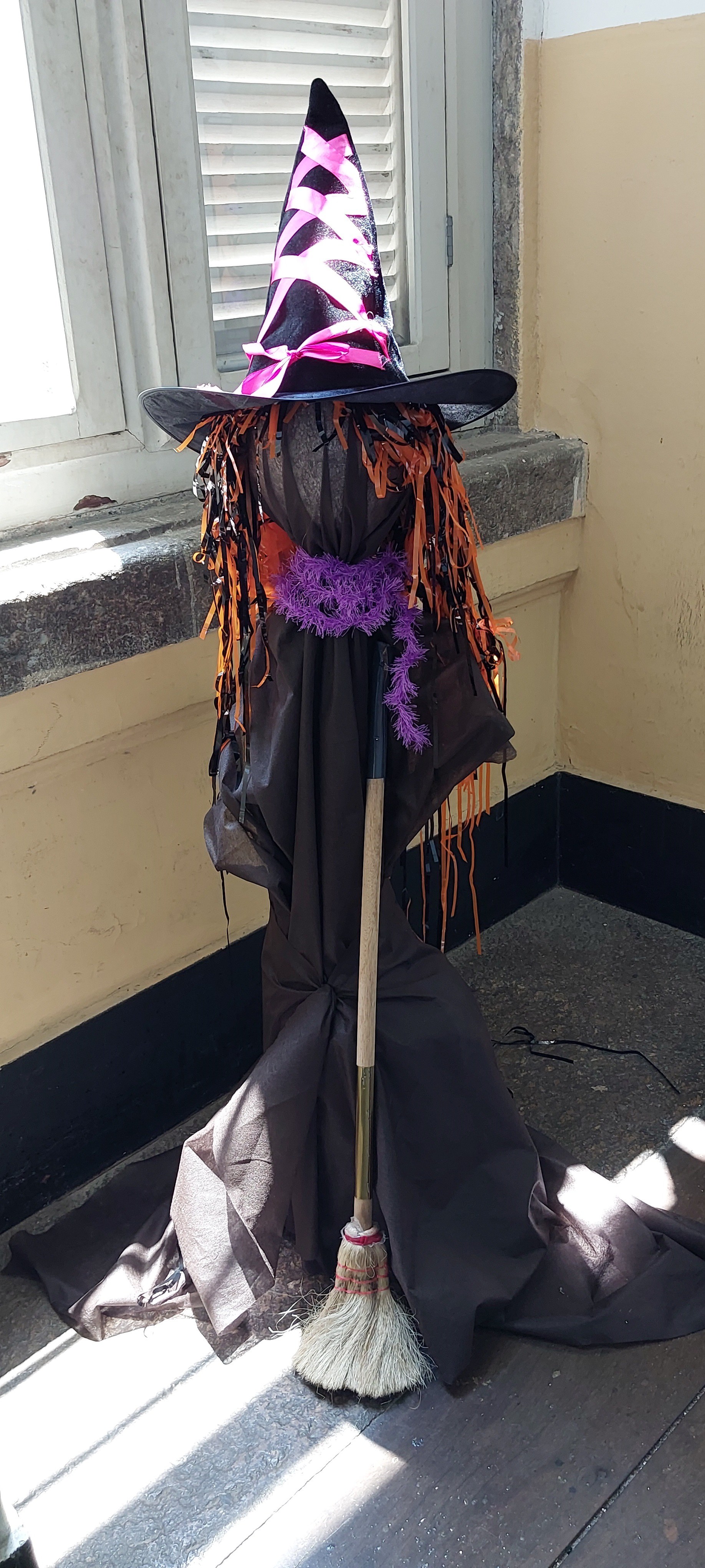 Escultura de bruxa exposta no saguão do Fundamental I