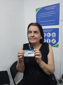 Foto da carteira de identidade nas mão de Maria Luzia