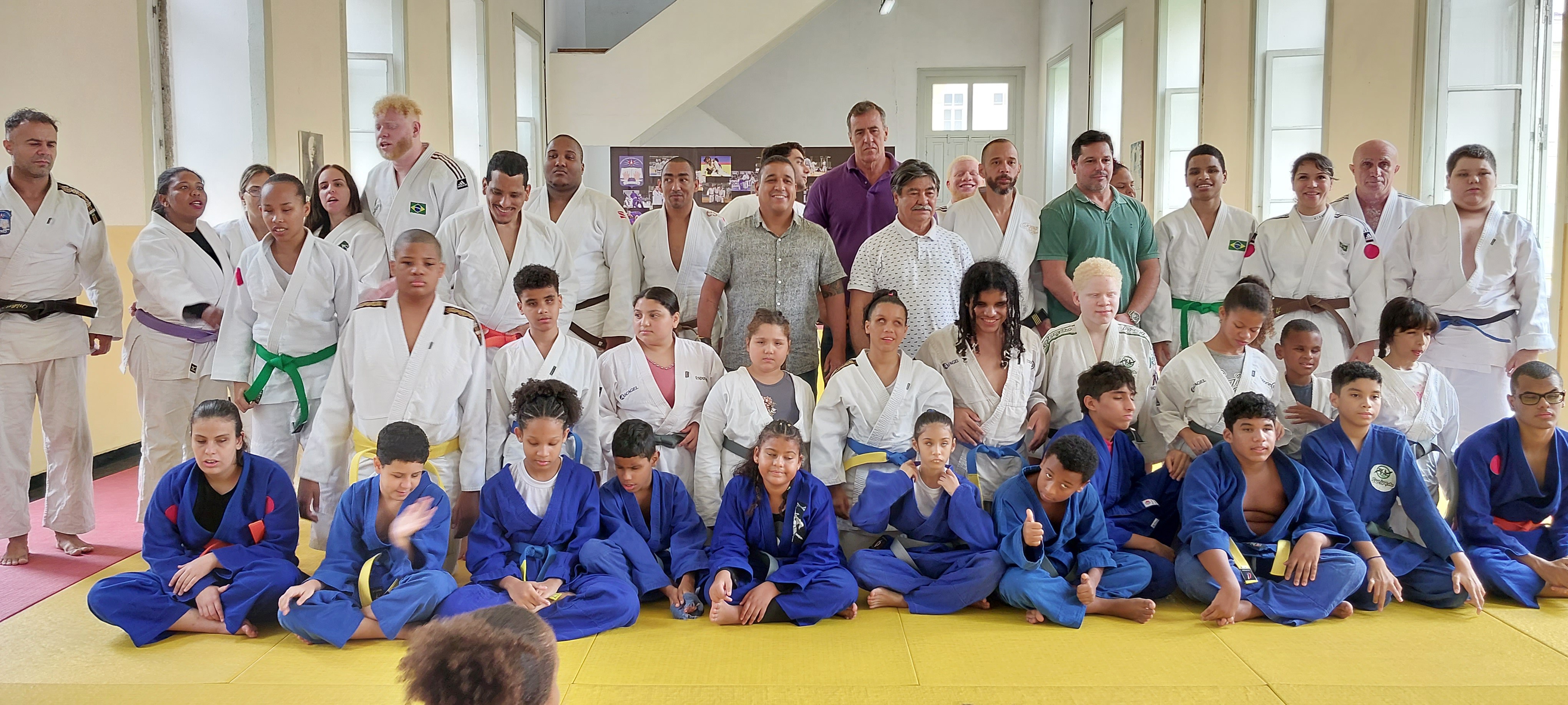Carmelino Souza Vieira e os alunos/atletas do judô antes do batismo do espaço com o seu nome